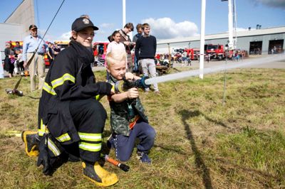 Særligt børnene havde en fest, da beredskabet lørdag havde inviteret til det årlige åbent hus-arrangement på H.P. Hansens Vej. ?Foto: Tom Laursen