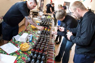 Der manglede ikke farverige chilier ved festivalen, mens arrangør Bjarne Højlund måtte kigge lidt længere efter gæsterne. ?FOTO: TOM LAURSEN