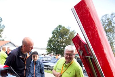 Johnny Laursen i den gule T-shirt ser nærmere på en BMW, mens han holder om sine nøgler i halskæden - de skulle jo nødig ridse bilen, skulle han finde på at læne sig ind over den.
