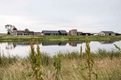 Ahornbakken - her fotograferet i 2015 - var en af de første bebyggelser ved Holing Sø, hvor der kommer til at ske meget i de kommende år. Foto: Jørn Deleuran