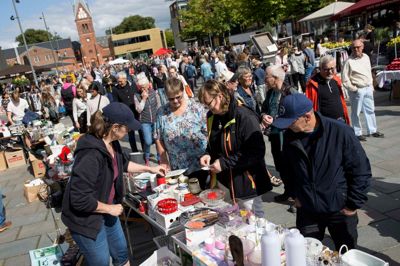 Rigtig mange mennesker lagde lørdag vejen forbi Torvet i Herning, hvor 85 kræmmere stod klar med gode tilbud. ?Foto: Tom Laursen