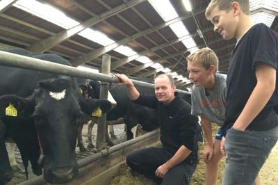De to drenge var overraskede over, hvor meget arbejde Arne Østergaard og hans ansatte skal lave, før mælken ender i supermarkedet. Foto: Jacob Hove