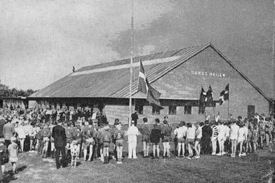 Efter et optog med gymnaster fra Sunds samledes man 14. august 1967 til indvielse af Sunds Hallen. 25-årsjubilæet blev fejret i maj 1992, og 50-årsjubilæet bliver fejret denne weekend. ?Foto: Herning Folkeblad
