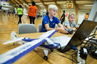Tilflyttere skal vide, at der er mange foreninger i Sunds, som de kan blive en aktiv del af. Det får tilflytterne at vide sammen med en velkomstgave.?foto: tom laursen