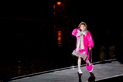 Her ses en af modellerne repræsentere et outfit fra Tia Maria Jaakkola og Kabooki A/S på catwalken ude i Aarhus Havn. ?Foto: Jesper Voldgaard
