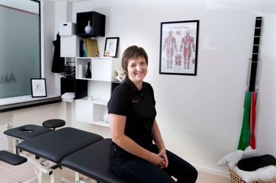 46-årige Anne Mette Herforth fra BeneFit Herning har arbejdet som fysioterapeut siden 1999 og har de seneste år også givet akupunktur. Tidligere kunne man dog ikke få udbetalt forsikring og tilskud til både den ene og den anden behandlingsform, men måtte som patient vælge mellem dem. ?Foto: Henrik Ole Jensen