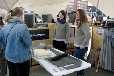 Ikast-designeren Stine Sandermann - midt i billedet - præsenterede en helt nydesignet striktrøje, som her bliver prøvet af en kunde - og også båret af designeren. ?Foto: Kim Kristensen