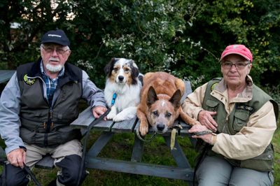 Lone og Egon Gindler med hundene »Tiffy« og »Daku«. Foto: Tom Laursen