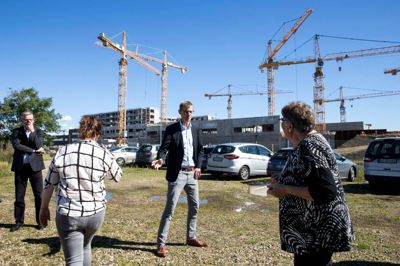 Hospitalsdirektør Poul Michaelsen (i midten) og lægefaglig direktør Jens Friis Bak (t.v.) tog imod, da medlemmerne af det forrige regionsråd i september 2016 besøgte byggepladsen i Gødstrup. De store byggekraner er siden blevet flyttet mod øst, hvor Etape 3, der blandt andet skal rumme neurologi og dagkirurgi, i disse måneder er under opførelse. ?Foto: Tom Laursen