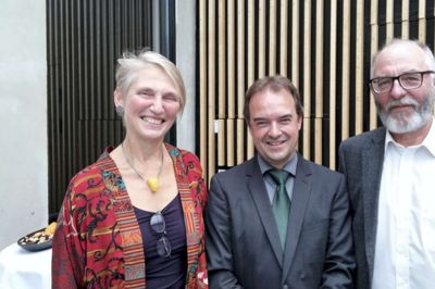 Oliver Quast blev hyldet fra alle sider og ses her mellem bestyrelsesformand Annemette Færch og kulturudvalgsformand Johs. Poulsen. foto: kurt h. jørgensen