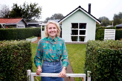 27-årige Anika Nørager bor i et kolonihavehus i Herning. Hun har valgt at leve et anderledes liv, hvor hun arbejder, når hun har brug for det. Ellers bruger hun tiden på at være frivillig og tid til at være sig selv. ? FOTO: FLEMMING HANSEN