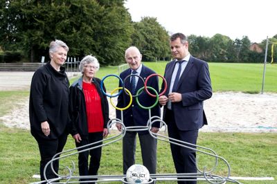 Skulpturen med de olympiske ringe er lavet af den lokale smed David Dam og doneret til byen ved afsløringen af Niels Holst-Sørensens Plads i efteråret. Pengene fra vindmølleprojektet kan eventuelt bruges til en permanent plads til skulpturen, fortæller formand for beboer- og kulturhuset og kasserer ved Stakroge Borgerforening Knud Tang. På billedet er det fra venstre: formand for Stakroge Borgerforening Heidi Liza Sørensen, Karoline Dam, Niels Holst-Sørensen og borgmester Lars Krarup (V) ved afsløringen af Niels Holst-Sørensens Plads og overrækkelse af Karoline Dams skulptur. ?Foto: Tom Laursen