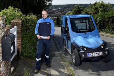 Hvis postbuddet går forgæves med en pakke, skal modtageren ringes op. Det skal sikre, at flere pakker kan afleveres, mens postbuddet er på ruten. /ritzau/Jonas Ahlstrøm /PostNord