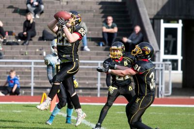 Dagens afgørende aktion: Bjørn Rønhave griber en adresseløs aflevering fra Randers' quarterback og spurter hele banens længde til touchdown. ?Foto: Tom Laursen