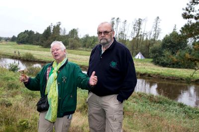 Dorris Jensen og Hans Nielsen fra Skærbæk syd for Lind håber, at planerne om Nationalpark Skjern Å bliver til noget. De vil bruge den mulighed til udflugter, se på fugle og vandreture.?foto: tom laursen