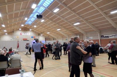 Der var konstant mennesker på dansegulvet, for folk var kommet for at danse igennem. Musikken leverede Frank og Annegrethe. Privatfoto