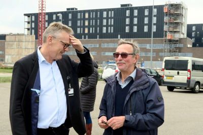 67-årige Henning Vestergaard - her i munter snak med lægefaglig direktør Jens Friis Bak (t.v.) - var overrasket over, hvor nemt det var at genkende stregerne og tankerne bag supersygehuset, da han ved rejsegildet fik lov at opleve DNV-Gødstrup indefra. ?Foto: Lars Work Kristensen