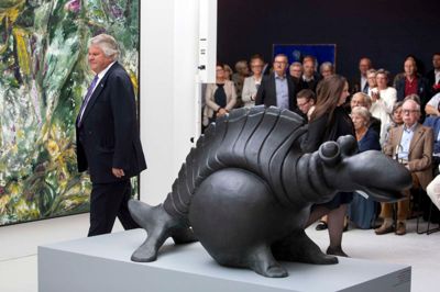 Prins Henriks nære vej, hofjægermester og kammerherre Christian Kjær stod for den officielle åbning af »Eventyrlig Dialog« på Carl-Henning Pedersen & Else Alfelts Museum i Birk. Prinsen selv måtte melde afbud.?foto: tom Laursen
