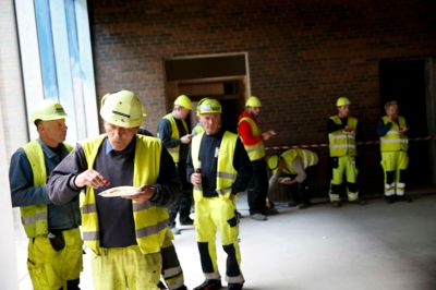 Røde pølser med brød hører til ethvert rejsegilde. Foto: Flemming Hansen