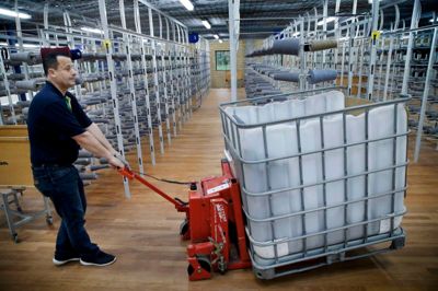 Mohammed Najib var i en måneds praktik og dernæst en måned i job med løntilskud, inden han i august fik fastansættelse hos Dansk Wilton i Herning. Han holder af arbejdet i produktionen, hvor han skal sørge for, at der hele tiden er garn på spolerne til vævemaskinen. ?Foto: Flemming Hansen
