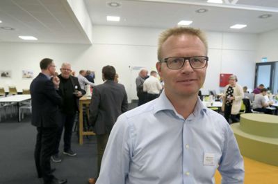Jesper Svendsen, Fagerlunds Værktøjs- og Metalvarefabrik:
- For os i en produktionsvirksomhed er det interessant at se på, om det er den vej, vi skal gå, hvis vi ikke kan få de medarbejdere, vi har brug for. Vi har allerede ansat en flygtning, og det har været en rigtig god oplevelse, for vi har fået en medarbejder, som er både mødestabil og arbejdsvillig. Derfor kunne det godt være en mulighed, vi vil gribe fat i igen.