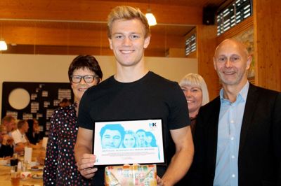 Karin Østerby, formand for HK MidtVest (til venstre), kunne overrække diplom og gave til "Årets elev i HK MidtVest 2017" Patrick Sørensen, der er trainee hos Kvik A/S - regnskabsservice nord - i Vildbjerg. Ni kolleger havde indstillet Patrick til prisen heriblandt teamleder Heidi Degner Andersen. På billedet se også økonomidirektør Per Munk Laustsen (til højre). ?Foto: HK