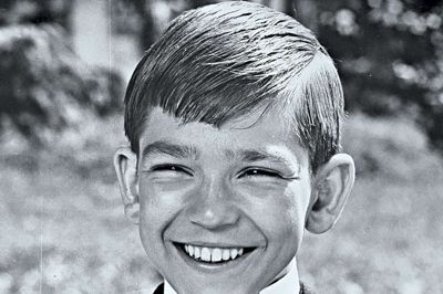 Barnestjernen Jan Priiskorn Schmidt medvirkede fra 1960 til 1972 i 24 danske film, hvor han spillede sammen med blandt andre Dirch Passer, Ove Sprogøe og Ghita Nørby. Siden trak han stikket og forsvandt fra offentlighedens søgelys. Nu har han udgivet en bog, som han på søndag signerer hos Bog & idé i herningCentret. Foto: PR