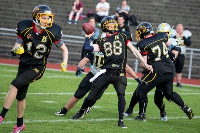 Seniorholdet hos Hawks AFC Herning skal i morgen, lørdag, spille DM i seniorrækken på Herning Atletikstadion. Klubben har trods problemer med manglende træningsfaciliteter oplevet en fremgang også medlemsmæssigt. Den har i alt 39 seniorspillere og omkring 30 ungdomsspillere.? foto: tom laursen