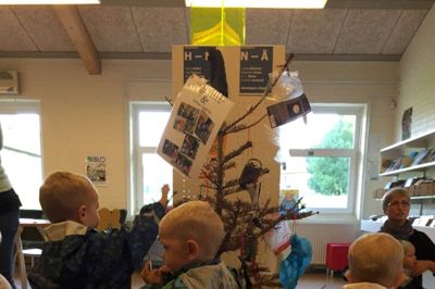 Skraldekunst kan opleves på biblioteket i Videbæk. ?PRIVATFOTO