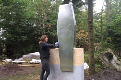 Malene Bang er i gang med at lave indgangen til kunstkirkegården og er inspireret af tandproteser. Værket er abstrakt, men det skal sætte en ramme for indgangen til kunstkirkegården, der ud over indgangsværket også får installeret phinx-katte ved udgangen. ?Foto: Mette Hagedorn
