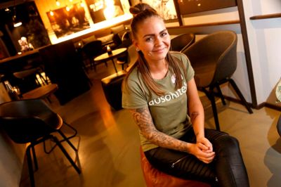 Christina Tokking, Juicer, JOE & THE JUICE:
- Det er gået rigtig godt. Vi har været tre mand på arbejde i dag, og man plejer at stå alene. Vi har overlappet hinanden, og der har været fart på. Selvom personalet i dag har været forholdsvis nye, føler vi, at det har styrket os. Vi har virkelig kæmpet, og det er gået skide godt. Som altid har vores Powershakes været populære, det er en slags smoothie. Og vi har lavet sandwiches. Rigtig mange sandwiches! Jeg vil sige, at vi har haft dobbelt så mange kunder, som vi plejer.