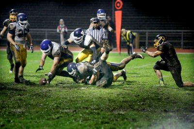 Næstved Vikings erobrer bolden fra Herning Hawks (i sort og gult) på den våde og mudrede bane på Herning Atletikstadion. Vejrforholdene bidrog til en fighterbetonet finalekamp om Elming Bowl, der er sæsonfinalen i Danmarksserien og dermed samtidig DM-finalen for nimands-hold. ?Foto: Henrik Ole Jensen