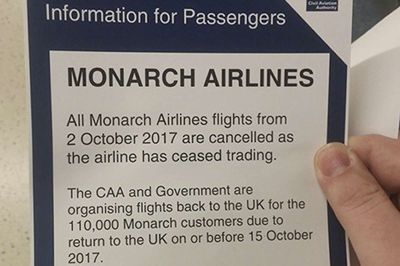 Det britiske luftfartsselskab Monarch Airlines' konkursbesked til passagerer via opslag. Foto: AP