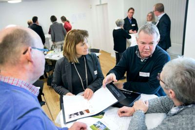 I januar holdt man Politikerseminar i Fælleshuset på Islandsgade, som er et af de centrale elementer i den boligsociale helhedsplan. Her ses Annette Mosegaard (K) og Frank Heidemann Sørensen (S). Foto: Tom Laursen