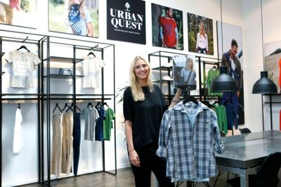 Hos Ikast-virksomheden Thygesen Textile Solutions bliver der sat tid af i kalenderen til udvikling. - Hvis ikke vi forholder os til at lade tiden stå stille, til at udvikle personalet, produktet, hinanden og koncernen, så går vi i stå, siger Marie Thygesen,
som er direktør for Urban Quest
- et af mærkerne i tekstilvirksomeheden. ? Foto: Henrik Ole Jensen
