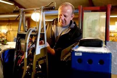 Montør Kjeld Poulsen udvikler selv teknologien og udvikler nye nicher sammen med de øvrige ansatte hos A. Flensborg. ?Foto: Henrik Ole Jensen