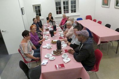 Engagerede og hjælpsomme frivillige var klar til at tage imod, da Røde Kors Aulum-Haderup for første gang holdt cafe-aften for tilflyttere i integrationens tegn. Til venstre sidder først Louise Falk og derefter Kirsten Grønning. Foto: Jacob Hove