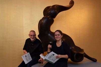 Helle Marietta Pedersen og Jørgen Smidstrup præsenterede deres bog og diskede op med prøver på opskrifterne blandt kongelig kunst på Carl-Henning Pedersen & Else Alfelt Museum. ? Foto: CHPEA-museum