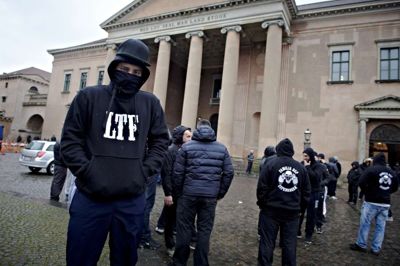Fire unge mænd var tirsdag i besiddelse af tøj fra banden Loyal To Familia, da de blev standset i en bil tæt på ishockeyhallen i Holing. Midt- og Vestjyllands Politi mener dog ikke, det er bevis for, at gruppen er ved at etablere sig i Herning. Billedet stammer fra en anden sag, hvor banden blev set foran Københavns Byret. ? foto: Tariq Mikkel Khan/Ritzau Foto