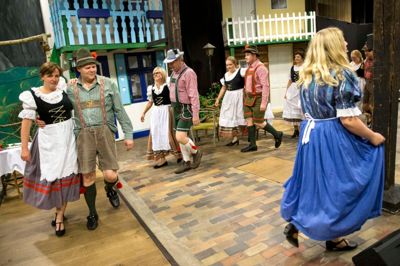 Der er masser af dans, sang, lederhosen og ikke mindst humor i Teaterkompagniets forestilling.