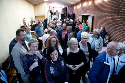 Pauserummet var proppet, og der var godt gang i den nye bar, som frivillige ved Dagmar Bio begyndte at bygge for 14 dage siden, så den var på plads til åbningen. Foto: Flemming Hansen