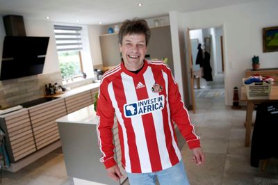 Trøjen her har Roland Conrad Rasmussen på hver gang, han er til en hjemmekamp på »Stadium of Light« i Sunderland. Med alle de andre fans går han over broen Wearmouth Bridge fuld af håb på vej mod kampen. Samme vej går de resigneret tilbage efter endnu en tabt kamp. Men stemningen og fællesskabet binder dem sammen. ?FOTO: FLEMMING HANSEN