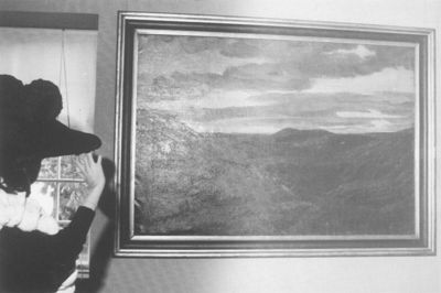 Jubilæumsgaven til Herning Museum blev straks placeret på Herningsholm. »Efterårsmorgen på Randbøl Hede« er skabt af maleren Hans Agersnap i 1913. ? Foto: Eigil Thomsen