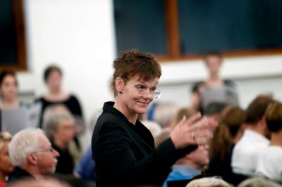 Korleder Dorte Bille mindede koncertgæsterne om, at der fortsat er god grund til at købe cd'er.
foto: flemming hansen