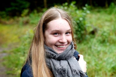 Louise Eg Larsen:
- Man kommer ud i verden og lærer mere end bare at sætte komma. Temaet er vildt spændende, men det er også meget grænseoverskridende at udfordre sig selv ved at tænke og tale om de ting, man aldrig taler om. Det er fedt at prøve kræfter med teaterteknikker, fordi det er en anden måde at fortælle noget på.