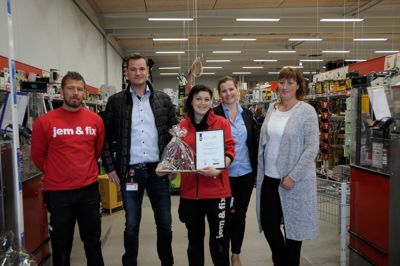 Johanna Andersen blev overrasket med årets fagprøvepris af butikschef for Jem & Fix i Ikast Kenneth Møller Andersen, regionschef fra Jem & Fix Jimmy Knudsen, uddannelsesleder fra Herningsholm Erhvervsskole Mona Syndergaard og sektorformand for HK Handel Susanne Sommerlund. ?Foto: PR-foto