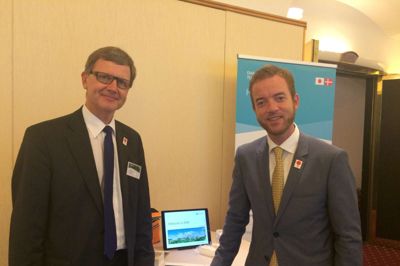 Administrerende direktør i KMC Nicolai Hansen (t.v.) sammen med miljø- og fødevareminister Esben Lunde Larsen (V) ved KMC's stand i Japan. ?FOTO: PRIVATFOTO