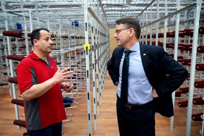 Christian Friis Bach mødte hos Dansk Wilton i Herning blandt andre Mohammed Najib, der er flygtning fra Syrien og nu er blevet fastansat i produktionen. ?Foto: Flemming Hansen
