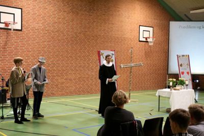 Sognepræst Christoffer Grøndahl Svinth Olesen holder gudstjenesten i hallen på Nøvlingskov Efterskole. ?Foto: Privatfoto