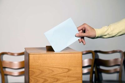Selv om der er gået en del år, siden valgstedet i Stakroge blev flyttet til Sdr. Felding, er ønsket om at få det tilbage ikke opgivet. Formand for Danske Seniorer og bestyrelsesmedlem ved aktivitetshuset Kim Andreasen (t.v.) mener, at man burde flytte valgstedet tilbage et par timer på valgdagen. ?Foto: PR-foto